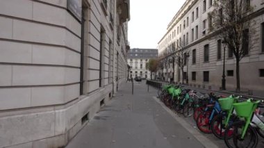 Paris, Fransa. Akşamları sokaklarda yürüyorum. Yüksek kalite 4k görüntü