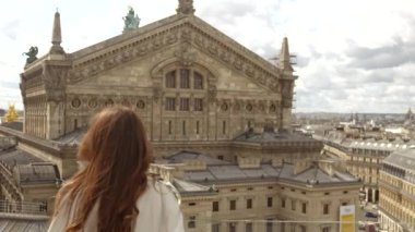 Paris 'te panorama manzarası çatı 4K görüntüsünden. Yüksek kalite 4k görüntü