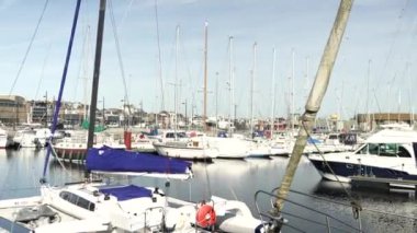 Saint Malo, Fransa 'da rıhtıma demirlemiş bir yat. Yüksek kalite 4k görüntü