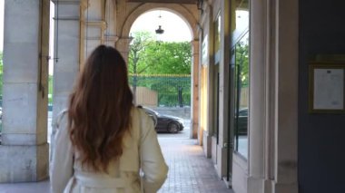 Paris, Fransa 'da bir kız sokakta yürüyor. Yüksek kalite 4k görüntü