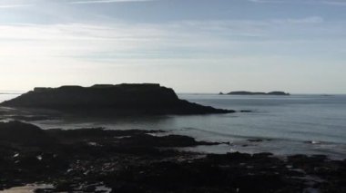 Saint-Malo, Fransa. Gün batımında okyanus manzarası. Yüksek kalite 4k görüntü