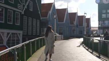 Zaandam, Hollanda. Gün batımında bir kız sokakta yürüyor. Yüksek kalite 4k görüntü