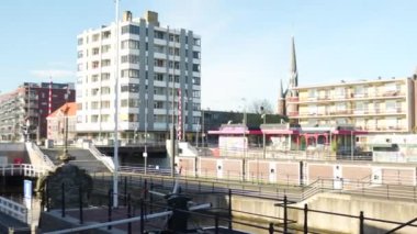 Zaandam, Hollanda. Nehir kenarındaki şehrin genel görünümü. Yüksek kalite 4k görüntü