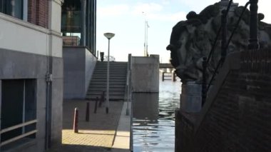 Zaandam, Hollanda. Nehir kenarındaki şehrin genel görünümü. Yüksek kalite 4k görüntü