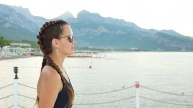 İskelede spor takım elbiseli bir kız yürüyor. Yüksek kalite 4k görüntü