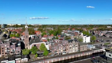Zaandam, Hollanda İHA 'sı kiliseye yaklaşıyor. Yüksek kalite 4k görüntü