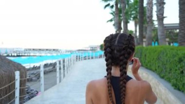 İskelede spor takım elbiseli bir kız yürüyor. Yüksek kalite 4k görüntü