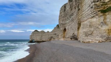 Etretat Porte France Normandy Cliffs of Etretat Atlantic doğal kemerleri 4k. Yüksek kalite 
