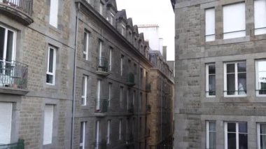 Saint-Malo, Fransa. Şehrin avluları ve mimarisi. Yüksek kalite 4k görüntü