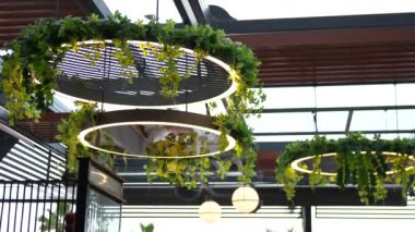 Restoran için pervaneleri olan bir tasarımcı tavanı. Yüksek kalite 4k görüntü