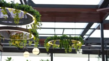 Restoran için pervaneleri olan bir tasarımcı tavanı. Yüksek kalite 4k görüntü