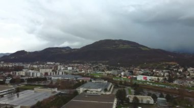 Grenoble, Fransa 'daki ulaşım bağlantılarının kuş bakışı görüntüsü. Yüksek kalite 4k görüntü