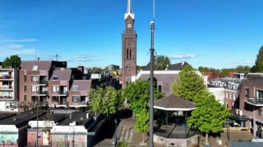 Zaandam, Hollanda İHA 'sı kiliseye yaklaşıyor. Yüksek kalite 4k görüntü