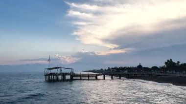Hindi, Antalya. Kumsalda gün batımı, güzel gökyüzü ve sakin deniz. Yüksek kalite 4k görüntü
