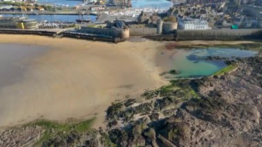 Saint Malo City, Fransa sahilde ve baharda uçuyor. Yüksek kalite 4k görüntü