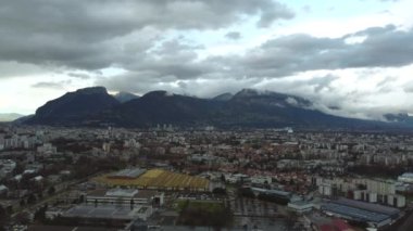 Grenoble, Fransa 'daki ulaşım bağlantılarının kuş bakışı görüntüsü. Yüksek kalite 4k görüntü