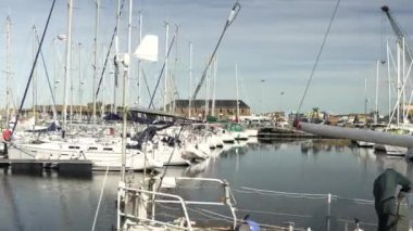 Saint Malo, Fransa 'da rıhtıma demirlemiş bir yat. Yüksek kalite 4k görüntü
