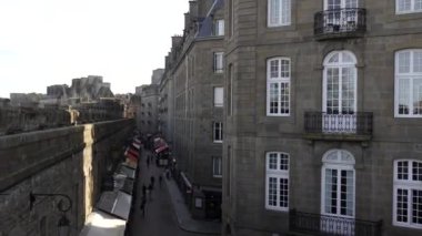 Saint-Malo, Fransa. Şehrin avluları ve mimarisi. Yüksek kalite 4k görüntü