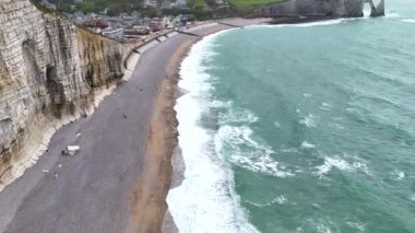 Etretat Porte dAval France Normandy Cliffs of Etretat Atlantic doğal kemer 4k drone görüntüsü. Yüksek kalite 4k görüntü