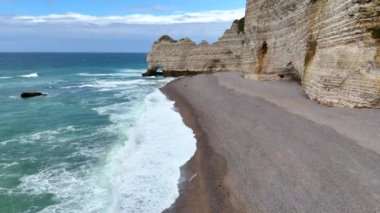 Etretat Porte dAval France Normandy Cliffs of Etretat Atlantic doğal kemer 4k drone görüntüsü. Yüksek kalite 4k görüntü
