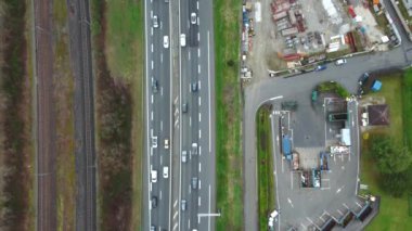 Demiryolu yakınında arabaları ve teknik atıkları olan otobanın havadan görüntüsü. Yüksek kalite 4k görüntü