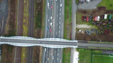 Demiryolu yakınında arabaları ve teknik atıkları olan otobanın havadan görüntüsü. Yüksek kalite 4k görüntü