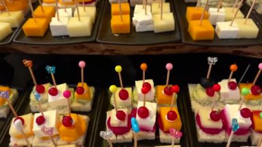 Farklı peynir türlerinden kanepe servis eden bir restoran. Yüksek kalite 4k görüntü