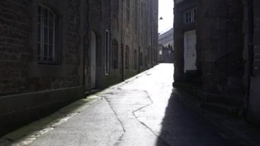 Saint-Malo, Fransa. Şehrin avluları ve mimarisi. Yüksek kalite 4k görüntü