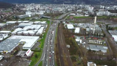 Grenoble, Fransa 'daki ulaşım bağlantılarının kuş bakışı görüntüsü. Yüksek kalite 4k görüntü