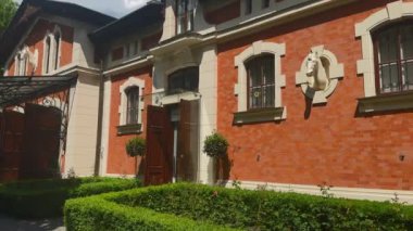 Herbst Palace Müzesi 'nin bahçesinde. Yüksek kalite 4k görüntü
