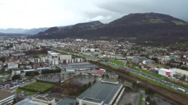 Grenoble, Fransa 'daki ulaşım bağlantılarının kuş bakışı görüntüsü. Yüksek kalite 4k görüntü