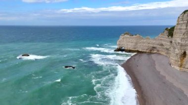 Etretat Porte dAval France Normandy Cliffs of Etretat Atlantic doğal kemer 4k drone görüntüsü. Yüksek kalite 4k görüntü