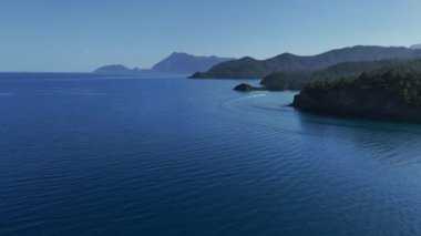Deniz suyu üzerinden uçuş, yatın üst görüntüsü 4K. Yüksek kalite 4k görüntü