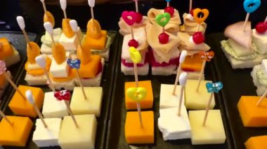 Farklı peynir türlerinden kanepe servis eden bir restoran. Yüksek kalite 4k görüntü