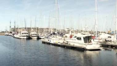 Saint Malo, Fransa 'da rıhtıma demirlemiş bir yat. Yüksek kalite 4k görüntü