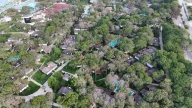 Türk Nirvana Oteli 'ndeki villaların üzerinde uçan Kemer 4K kalite görüntü. Yüksek kalite 4k görüntü