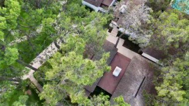 Türk Nirvana Oteli 'ndeki villaların üzerinde uçan Kemer 4K kalite görüntü. Yüksek kalite 4k görüntü