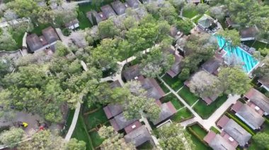 Türk Nirvana Oteli 'ndeki villaların üzerinde uçan Kemer 4K kalite görüntü. Yüksek kalite 4k görüntü