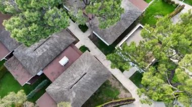 Türk Nirvana Oteli 'ndeki villaların üzerinde uçan Kemer 4K kalite görüntü. Yüksek kalite 4k görüntü