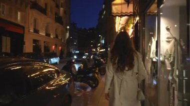 Paris, Fransa, akşam kentinde yürüyen kız. Yüksek kalite 4k görüntü