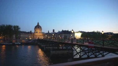 Paris, Fransa, akşam kız yürüyüşü. Yüksek kalite 4k görüntü