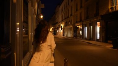 Paris, Fransa, akşam kentinde yürüyen kız. Yüksek kalite 4k görüntü