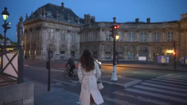 Paris, Fransa, akşam kentinde yürüyen kız. Yüksek kalite 4k görüntü