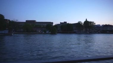 Paris, Fransa, Seine nehrinin yanındaki akşam şehri. Yüksek kalite 4k görüntü