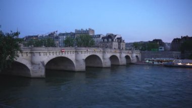 Paris, Fransa, Seine nehrinin yanındaki akşam şehri. Yüksek kalite 4k görüntü
