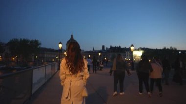 Paris, Fransa, akşam kız yürüyüşü. Yüksek kalite 4k görüntü