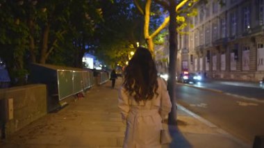 Paris, Fransa, akşam kentinde yürüyen kız. Yüksek kalite 4k görüntü