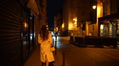 Paris, Fransa, akşam kentinde yürüyen kız. Yüksek kalite 4k görüntü