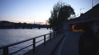 Paris, Fransa, Seine nehrinin yanındaki akşam şehri. Yüksek kalite 4k görüntü