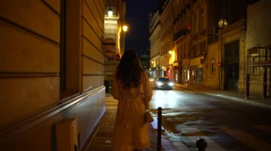 Paris, Fransa, akşam kentinde yürüyen kız. Yüksek kalite 4k görüntü